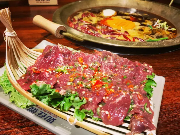 让外地人在春熙路口子上浪嘛，我们成都土著还是要往玉林钻